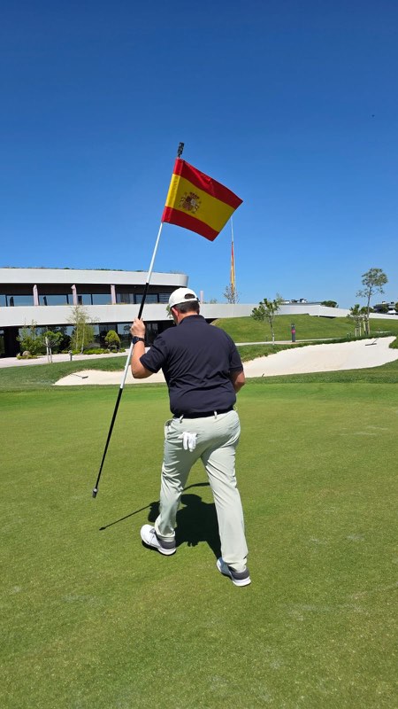 LaFinca Golf: green con la bandera de España y la casa club al fondo.
